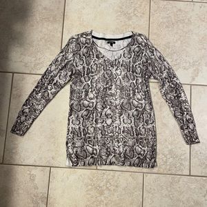 Women’s Apt 9 gray/white snake print sweater size small
